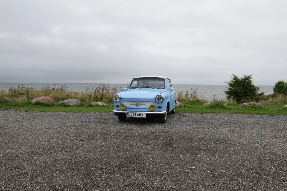 Der restaurierte blaue Trabant im Grünen